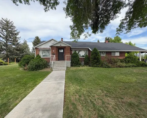 Spacious and secluded 5-bedroom farmhouse with AC, WiFi in charming Tremonton Hotels in Box Elder County