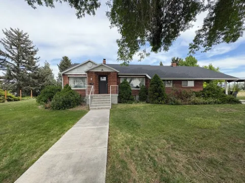 Spacious and secluded 5-bedroom farmhouse with AC, WiFi in charming Tremonton