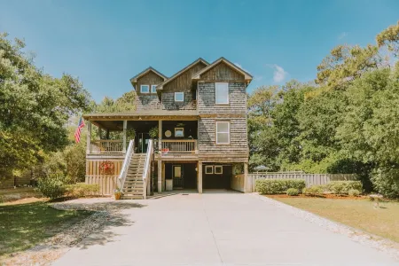 The Swedish Fish: Spacious 5-bedroom house with pool and 5 min walk to the beach