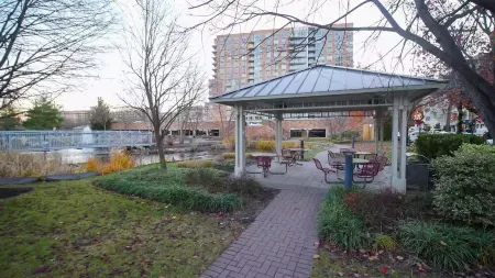 Miami styled living - Min to NYC Отели рядом с достопримечательностью «SoJo Spa Club»