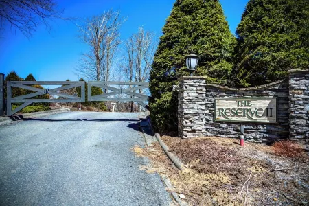 Luxury large 2-bedroom condo Mountain Views Ski in/out Sugar Mountain Banner Elk