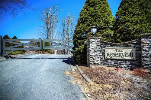 Luxury large 2-bedroom condo Mountain Views Ski in/out Sugar Mountain Banner Elk