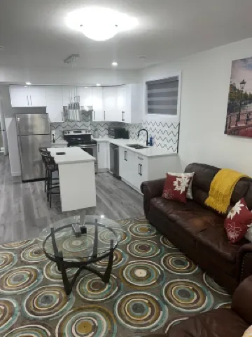 Comfy 2 bedroom stay tucked away in a sleepy neighborhood few mins to the Henday Hotel berhampiran Alberta Railway Museum