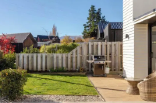 Charming Retreat – Breathtaking Mountain Views Hotels near Lake Hayes Walkway