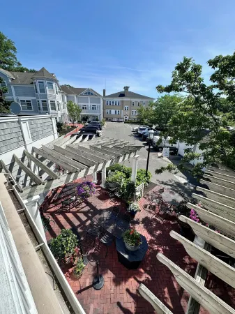 Inn on Main Hotel Отели в г. Манасквен