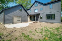 Walk to Lake Charlevoix: 4-Season Retreat - Wifi