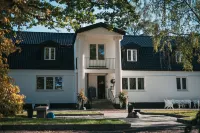 Hällsnäs Hotell & Restaurang فنادق في Molnlycke