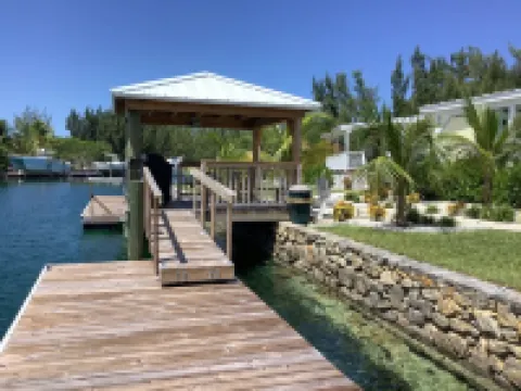 Charming New Blue Studio on water with dock, WiFi & AC in fun time Freeport
