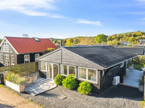 "Pedersen" - 50m from the Sea