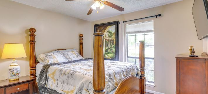 6 Mi to Ellen Trout Zoo: Family Home w/ Yard! Hoteles en Lufkin