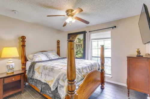6 Mi to Ellen Trout Zoo: Family Home w/ Yard! Hotels in Lufkin
