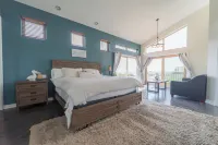 Close to Beach, Spacious Interior and Exterior, Panoramic Lake, Park, City Views