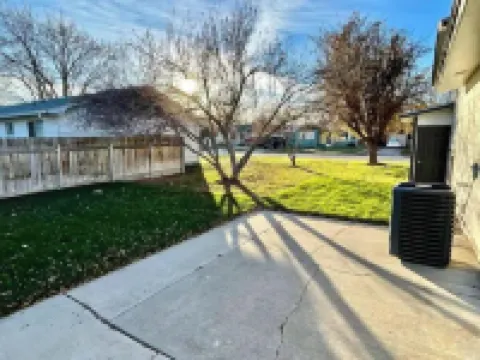 Hometown USA With Hot Tub and Fully Renovated
