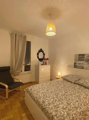 Cosy townhouse just a stone's throw from La Défense 楠泰爾大學站附近的飯店
