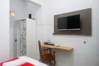 RedDoorz Syariah Near Unimus Semarang