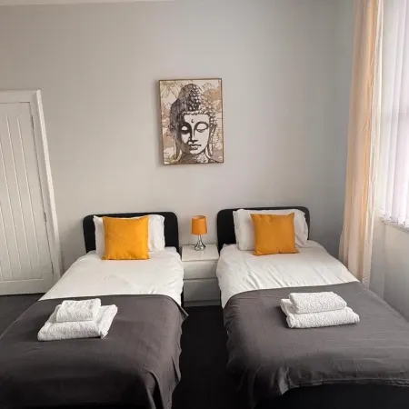 Grantham House - Sleeps 6 - Pet Friendly - Parking
