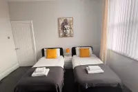 Grantham House - Sleeps 6 - Pet Friendly - Parking - 2-Sterne