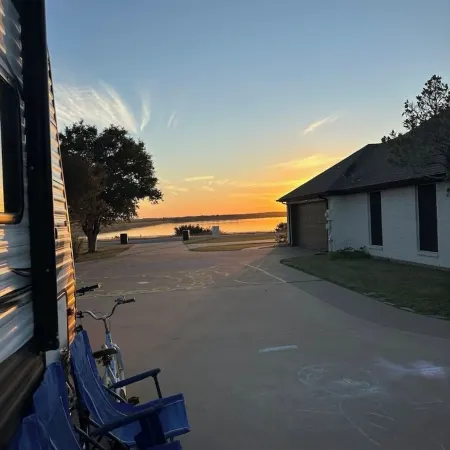 Cozy 2-bedroom caravan in nice Cleburne with AC, WiFi