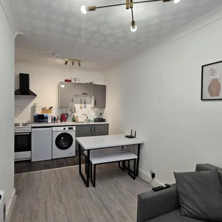 Stylish 1 Bedroom Flat Near Bridgend Town Centre