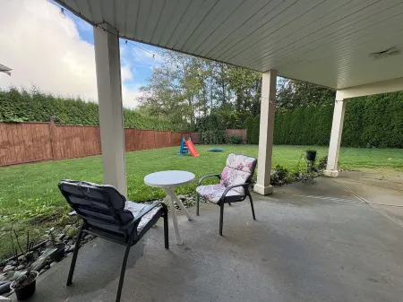 Spacious Family-Friendly Suite Near Cultus Lake with Private Entrance & Patio Отели в г. Чилливак