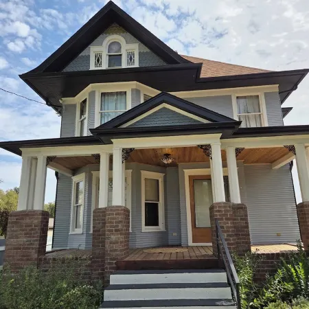 Gorgeous 1908 Estate on 1 acre of land. 6 blocks from Grinnell College.