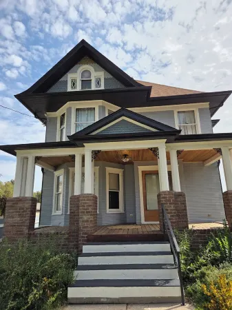 Gorgeous 1908 Estate on 1 acre of land. 6 blocks from Grinnell College. Отели в г. Гриннелл