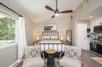 Lake View Home, 2 Spacious Decks, Fire Pit, WiFi, on Sight Casita Option Avail.