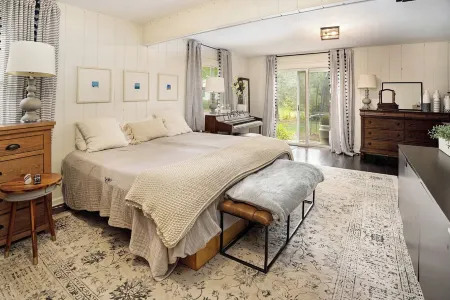 Driftwood Cottage, a charming 3-bed/2-bath home in peaceful Union Pier!