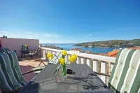 Apartments Villa Rose - Economy Studio with Sea View and shared  Terrace (A3 crveni) Hotels in Sumartin