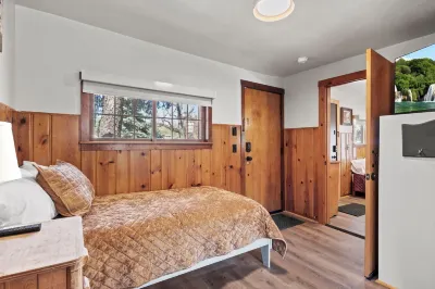 Timber Lodge Cabin 9 Отели рядом с достопримечательностью «Cave of the Winds»