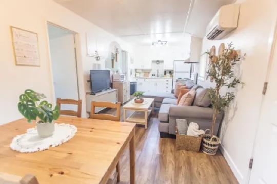 Cozy Guesthouse Close to Parks, 20 min to U of O , 8 min to Airport