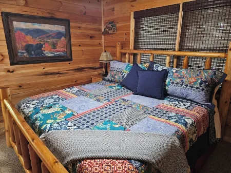Relaxing 2 bedroom 2 bath cabin minutes from Dahlonega city center!