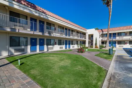 Rodeway Inn & Suites Thousand Palms - Rancho Mirage Отели в г. Таусанд Палмс