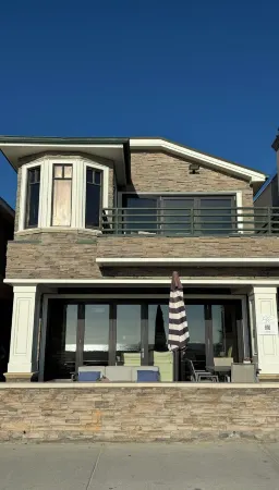 Luxury Oceanfront Home with Rooftop Deck, Hot Tub, Fire Pit Отели в г. Ньюпорт-Бич