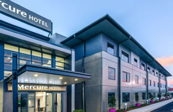 塔姆沃思美居酒店