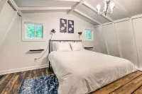 Private Hot Tub & Fire Pit: Family Broadway Cabin - parking