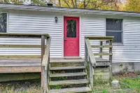 Dirt Road Digs - Quiet Home in Lakeville!