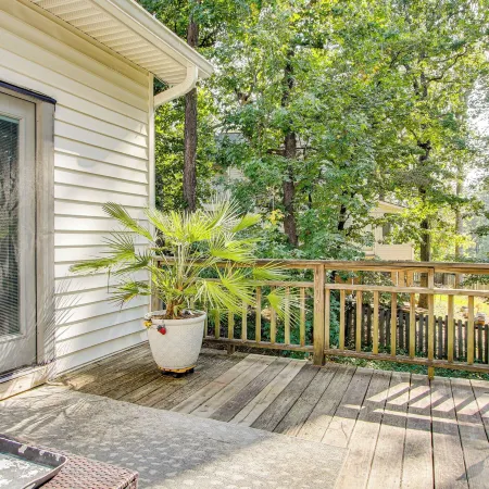 3 Mi to Marina: Quiet Getaway w/ Deck in Lexington