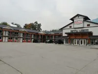 Alpine Inn & Suites Hotels near Revelstoke Community & Aquatic Centre