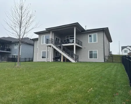 Convenient functional quiet 5 bedroom 3 bath home in Clive. Hotels in Clive