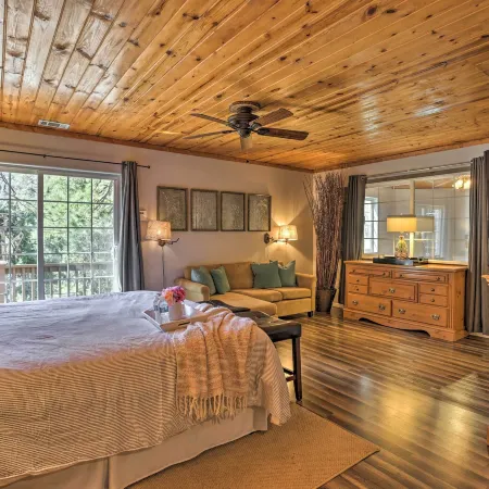 Remodeled Crestline Retreat Walk to Lake Gregory!