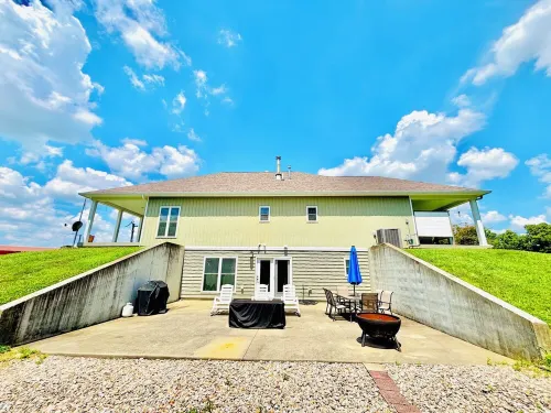 Bourbon Trail Pool Zone! HotTub! PoolTable! PingPong! GoldenTee! BigYard! Pets!