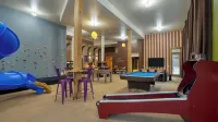 Skate Bowl, Climbing Wall, Arcade Breckenridge Adventure Chalet by Avantstay - Country Houses