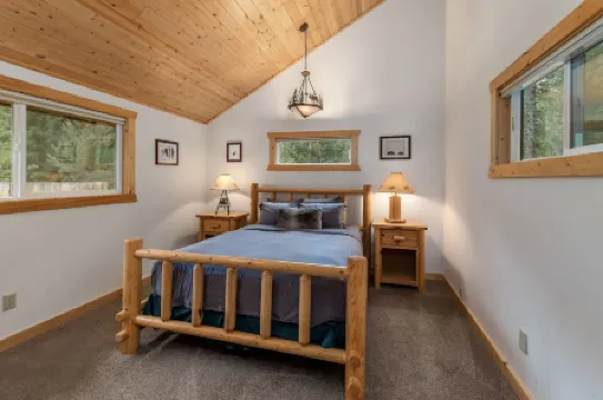 Rivers Edge 2 Bedroom Home by NW Comfy Cabins by RedAwning