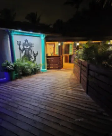 Blue Heron Bridge Hotel & Dive Club Hotels near Peanut Island