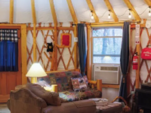 Blue yurt, out in the woods! Unplugged, you are out in nature away from it all. Hotels in Coram