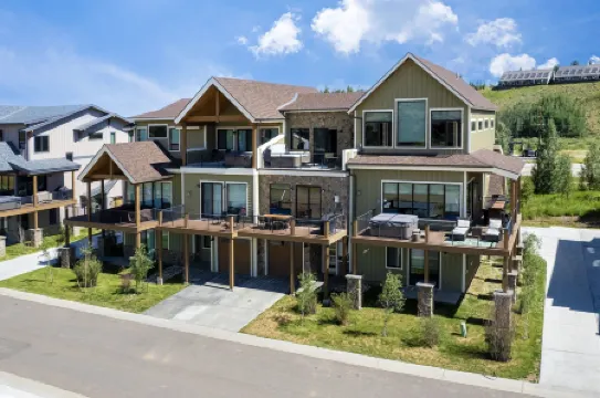 Hay Meadow Lodge 3 Bedroom Townhouse by RedAwning