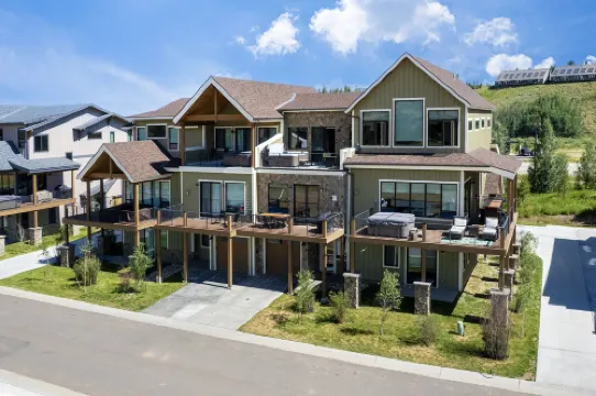 Hay Meadow Lodge 3 Bedroom Townhouse by RedAwning