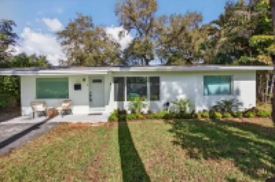 Evergreen Retreat Home for 7 Hotels in Oakland Park