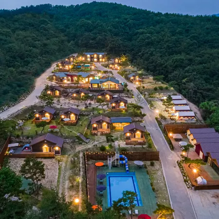 Gyeongju Camp Five Pension Glamping Отели рядом с достопримечательностью «Парк аттракционов Gyeongju World»
